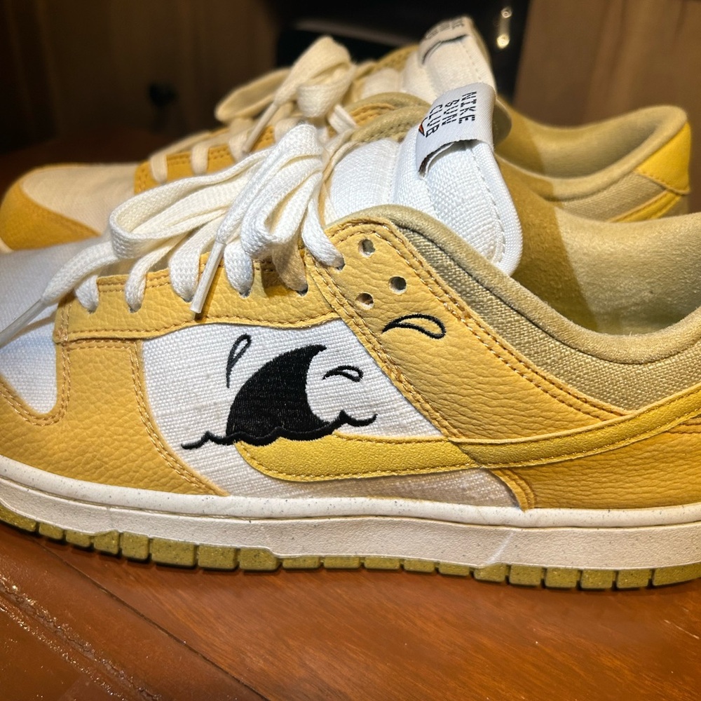 Men’s Nike Dunk Low Sun Club. Size 11